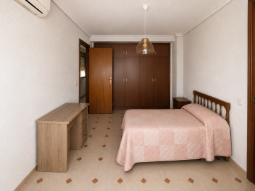 Segundo dormitorio con armario empotrado y aire acondicionado