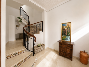 Entrada a la finca de los dos pisos 