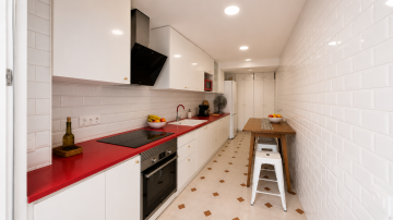 Cocina independiente con armario empotrado y salida al balcón