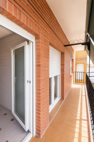 Balcón con salida desde la cocina y el salón