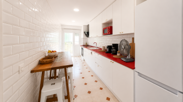 Cocina independiente con armario empotrado y salida al balcón