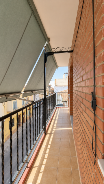Balcón con salida desde la cocina y el salón