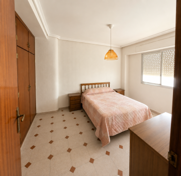 Segundo dormitorio con armario empotrado y aire acondicionado