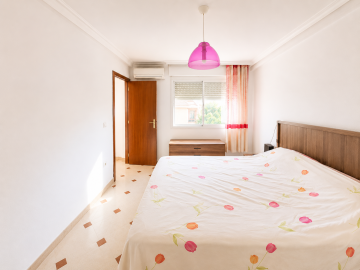Dormitorio principal con armario empotrado y aire acondicionado