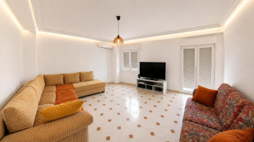 Salón con aire acondicionado y salida al balcón