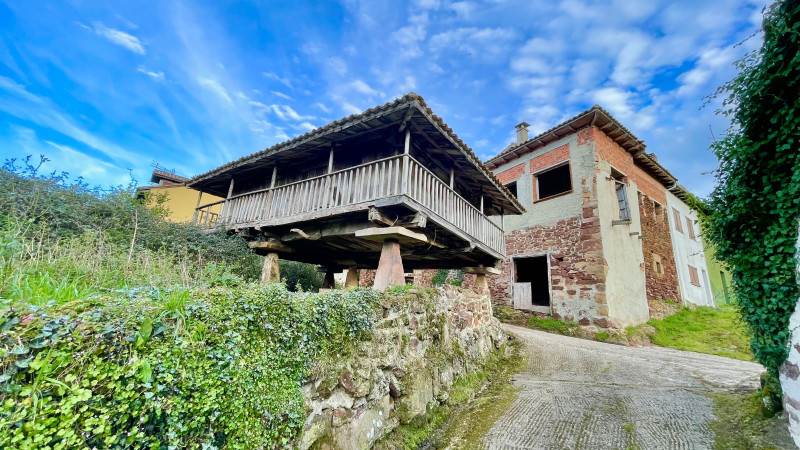 Casa de piedra para reformar con parcela y panera en Villaviciosa.