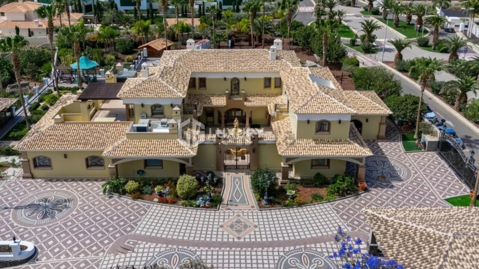 Luxury Villa with Large Private Estate in La Caleta – Exclusivity, Nature and Sea Views