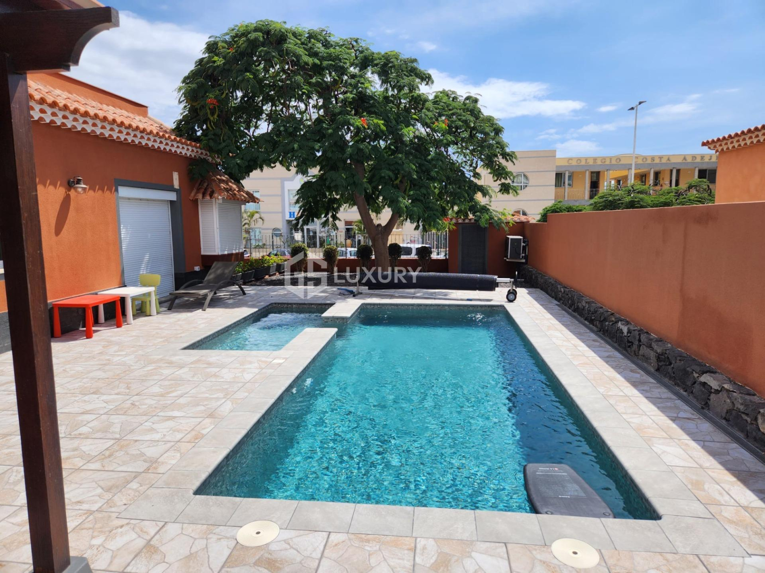 Luxury Villa with Spacious Areas and Pool in Madroñal