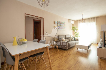 ACOGEDOR PISO DE TRES DORMITORIOS Y UN BAÑO CON TERRAZA ACRISTALADA EN ALCAL...