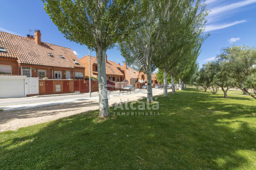 EXCLUSIVO CHALET ADOSADO EN EL CENTRO DE MEJORADA DEL CAMPO