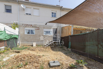 CHALET ADOSADO CON TRES DORMITORIOS, GARAJE, PATIO EXTERIOR Y TRES BAÑOS