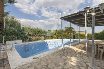 CHALET INDIVIDUAL EN PLANTA BAJA CON PISCINA Y GRAN PARCELA
