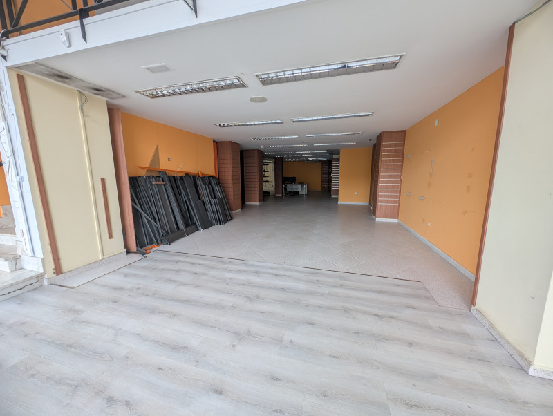 Local comercial 428 m² en centro de Colindres