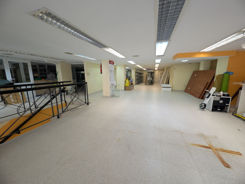 Local comercial 428 m² en centro de Colindres
