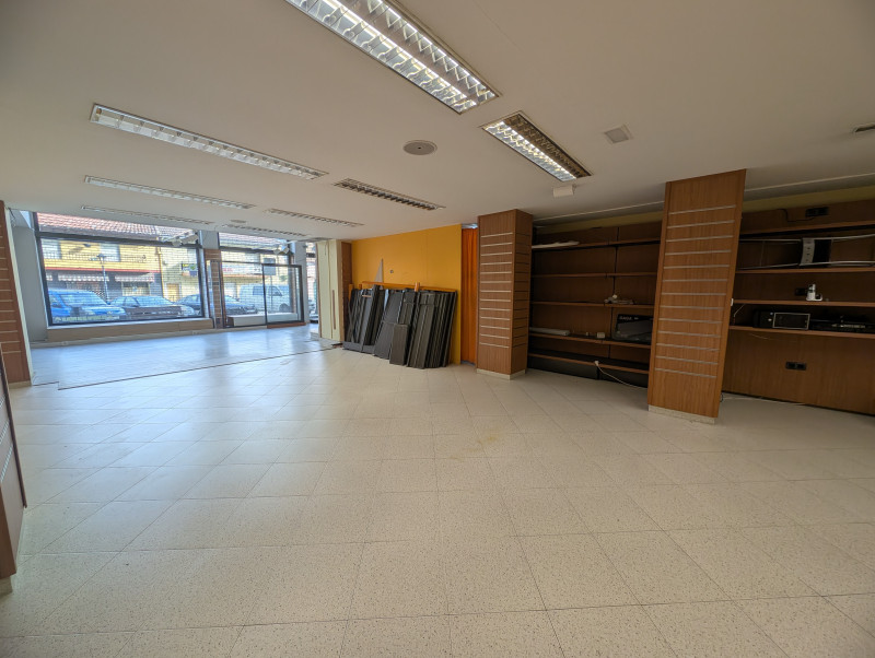 Local comercial 428 m² en centro de Colindres
