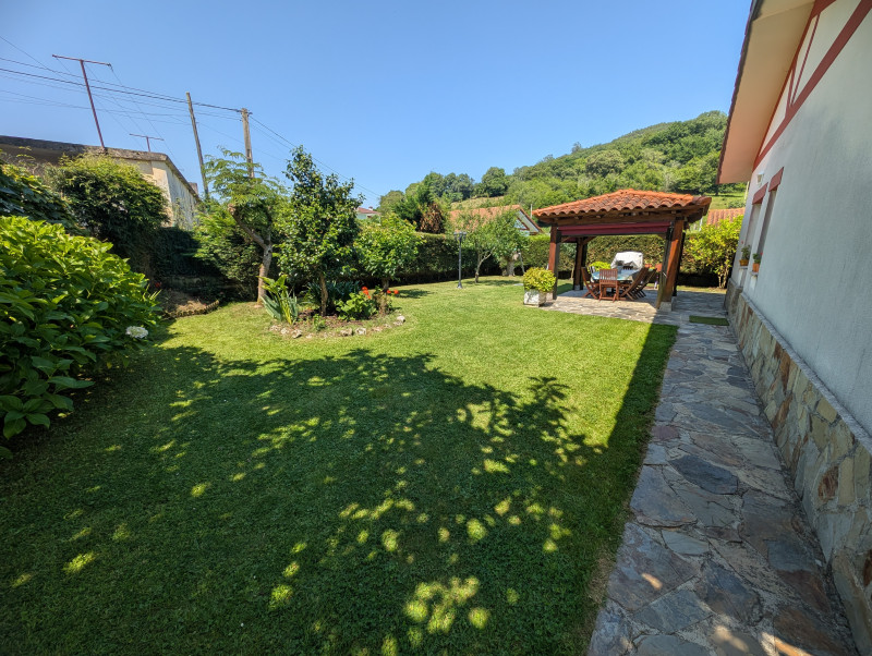 Chalet de una planta con piscina privada en Voto