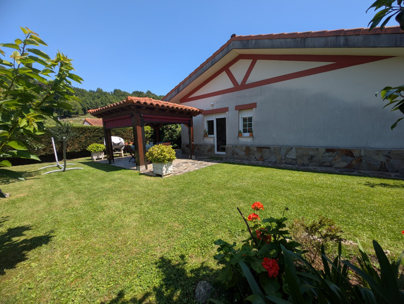 Chalet de una planta con piscina privada en Voto