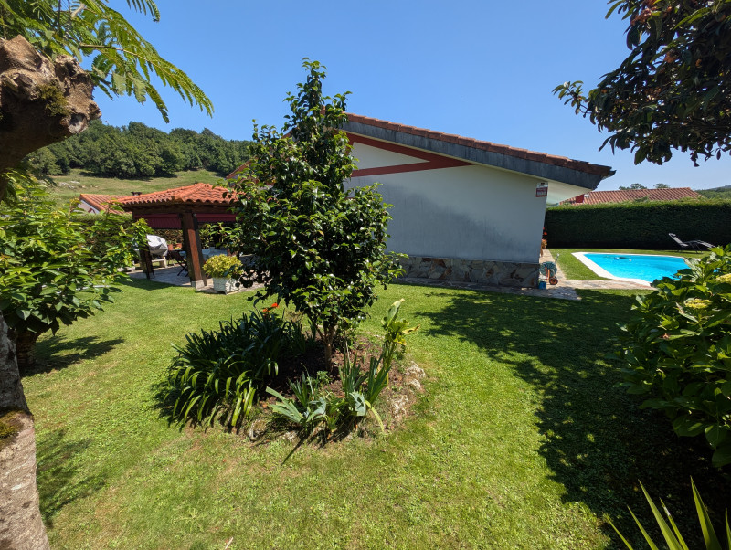 Chalet de una planta con piscina privada en Voto
