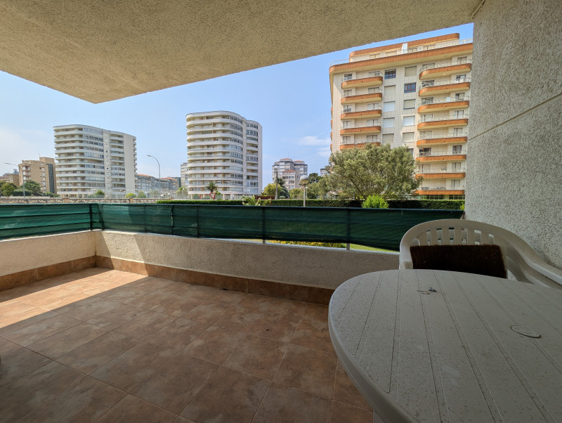 Bajo con gran terraza y acceso directo a la playa de Laredo