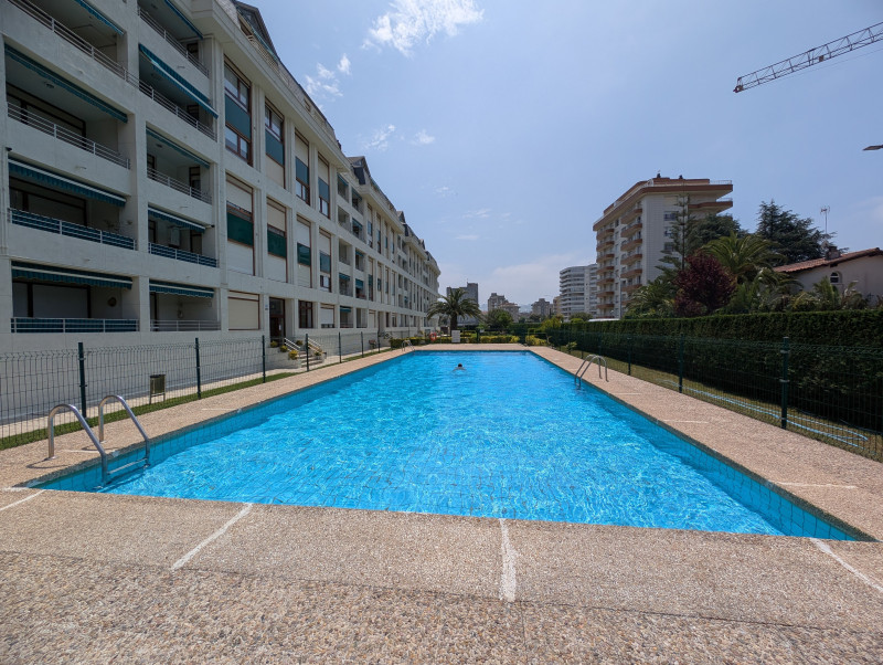 Bajo con gran terraza y acceso directo a la playa de Laredo