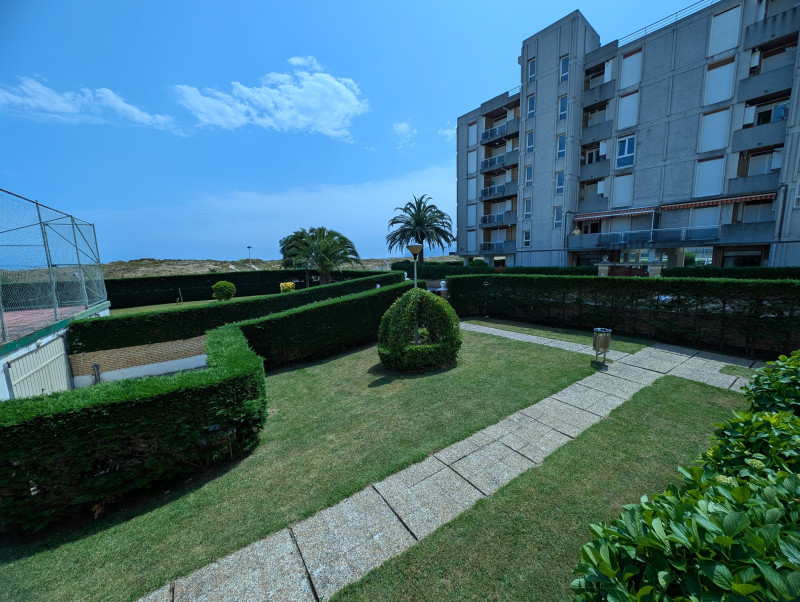 Bajo con gran terraza y acceso directo a la playa de Laredo