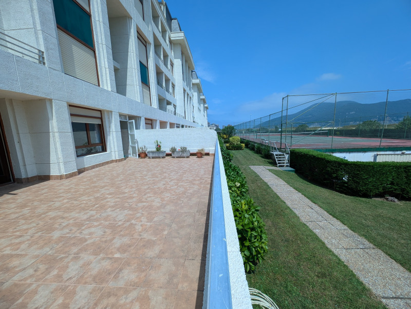 Bajo con gran terraza y acceso directo a la playa de Laredo