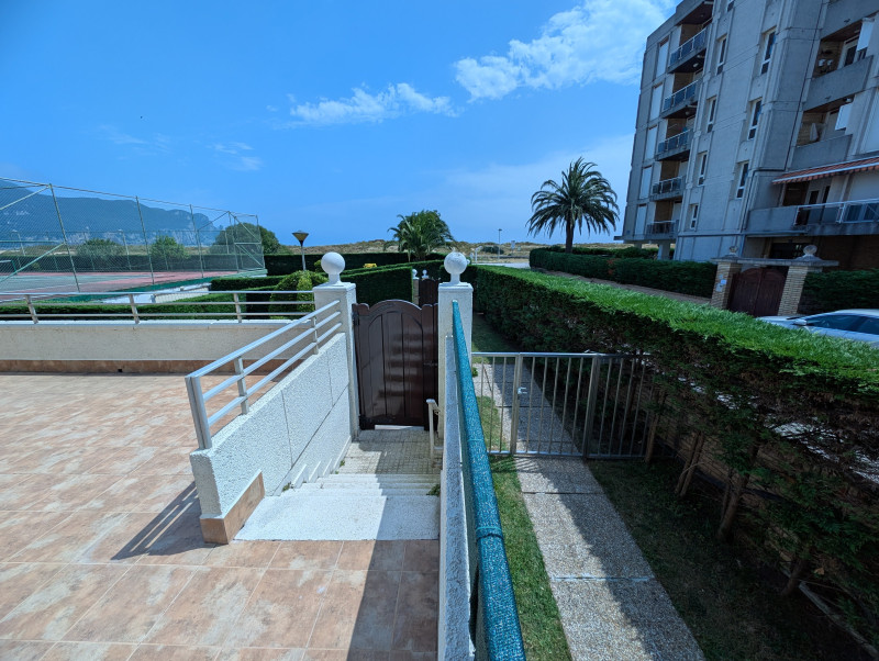 Bajo con gran terraza y acceso directo a la playa de Laredo