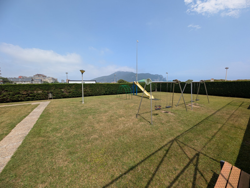 Bajo con gran terraza y acceso directo a la playa de Laredo