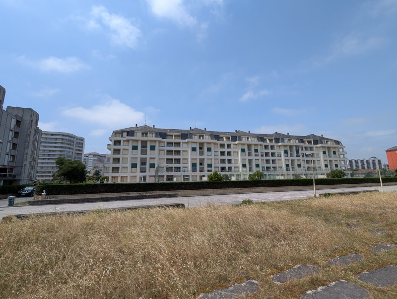 Bajo con gran terraza y acceso directo a la playa de Laredo