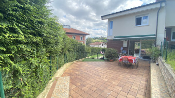 CHALET EN ESQUINA CON PISCINA EN VALDECILLA-MEDIO CUDEYO