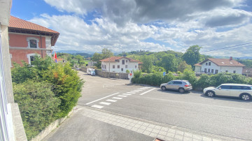 CHALET EN ESQUINA CON PISCINA EN VALDECILLA-MEDIO CUDEYO