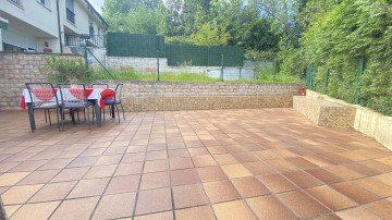CHALET EN ESQUINA CON PISCINA EN VALDECILLA-MEDIO CUDEYO