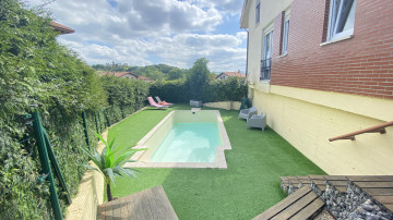 CHALET EN ESQUINA CON PISCINA EN VALDECILLA-MEDIO CUDEYO