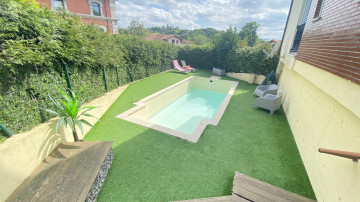 CHALET EN ESQUINA CON PISCINA EN VALDECILLA-MEDIO CUDEYO