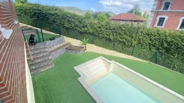 CHALET EN ESQUINA CON PISCINA EN VALDECILLA-MEDIO CUDEYO