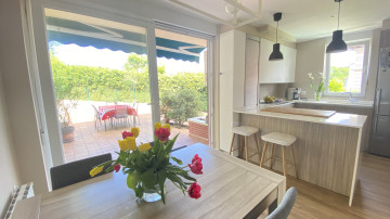 CHALET EN ESQUINA CON PISCINA EN VALDECILLA-MEDIO CUDEYO