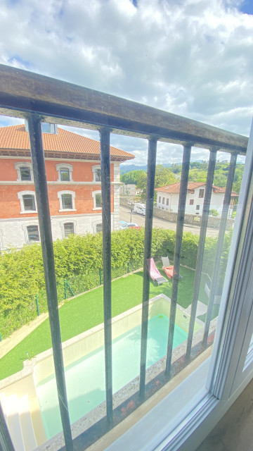 CHALET EN ESQUINA CON PISCINA EN VALDECILLA-MEDIO CUDEYO
