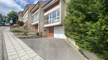 CHALET EN ESQUINA CON PISCINA EN VALDECILLA-MEDIO CUDEYO