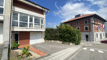CHALET EN ESQUINA CON PISCINA EN VALDECILLA-MEDIO CUDEYO