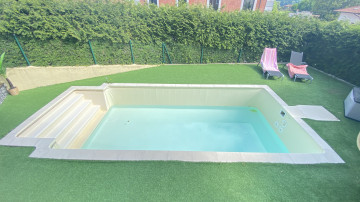 CHALET EN ESQUINA CON PISCINA EN VALDECILLA-MEDIO CUDEYO