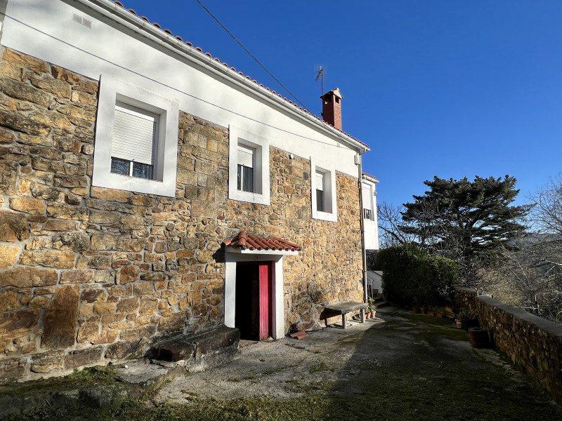 CASA DE PUEBLO EN RIOTUERTO