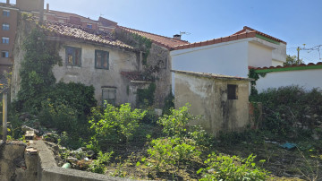 CASA EN EL CENTRO CON JARDIN PARA REFORMAR
