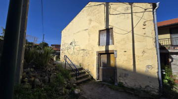CASA EN EL CENTRO CON JARDIN PARA REFORMAR