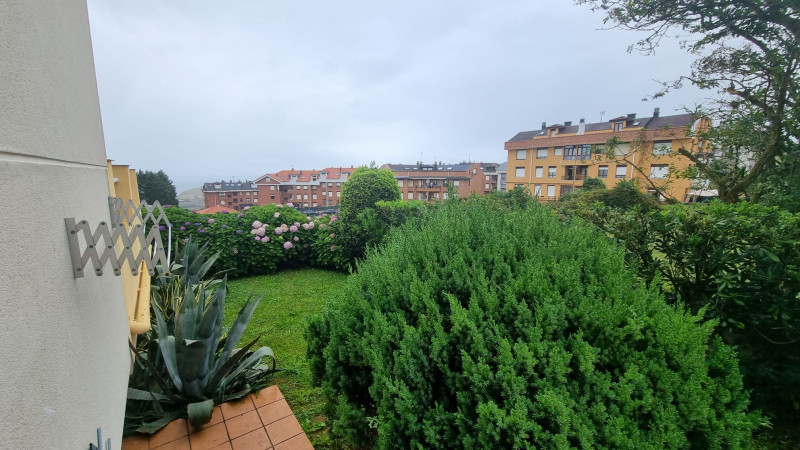 Triplex con jardín y terraza y vistas al mar en Suances