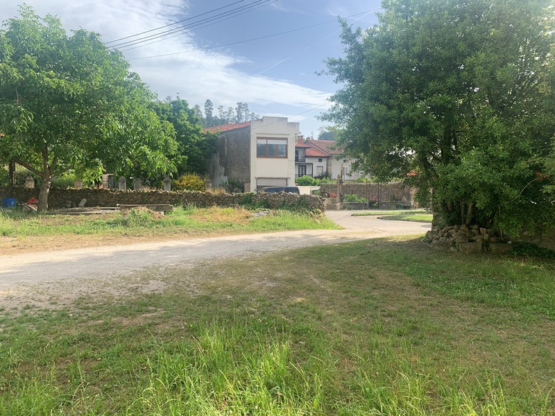 JARDIN, DOS PLANTAS, CASA DE PUEBLO