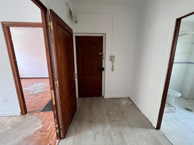 Piso para reformar íntegramente en el centro de Santander – Gran potencial de inversión y personalización.
