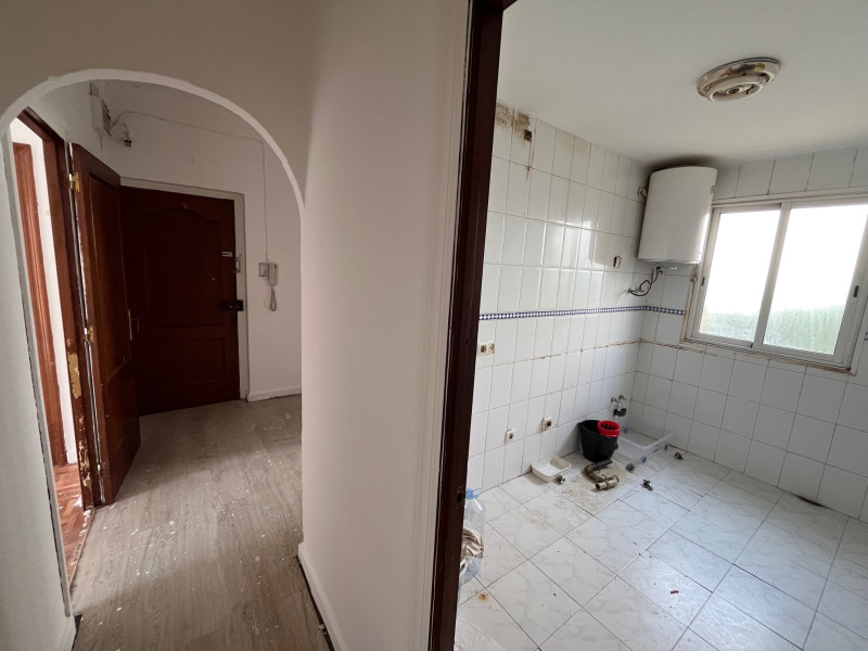 Piso para reformar íntegramente en el centro de Santander – Gran potencial de inversión y personalización.