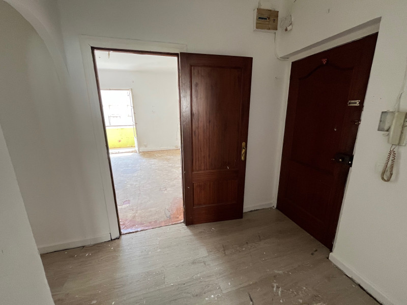 Piso para reformar íntegramente en el centro de Santander – Gran potencial de inversión y personalización.