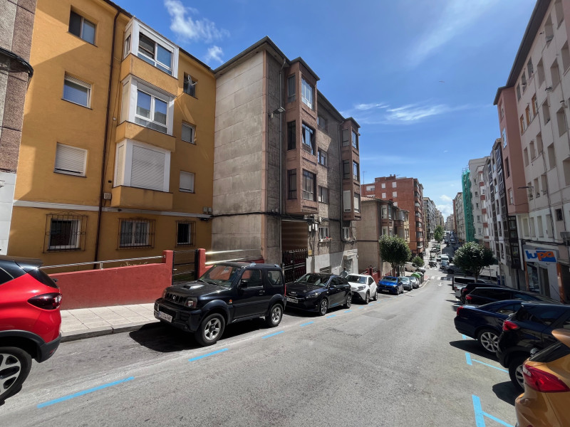 Piso para reformar íntegramente en el centro de Santander – Gran potencial de inversión y personalización.