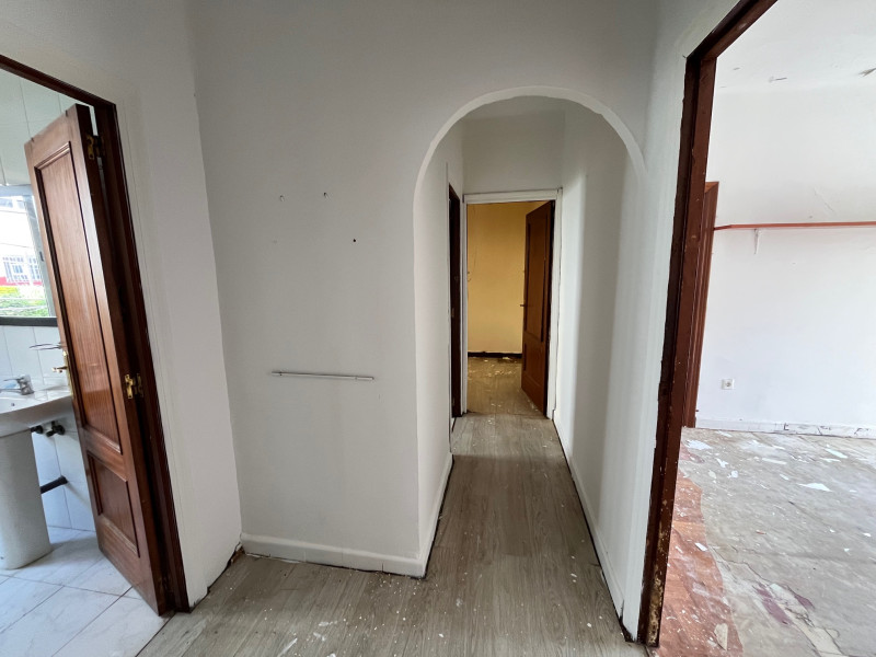 Piso para reformar íntegramente en el centro de Santander – Gran potencial de inversión y personalización.